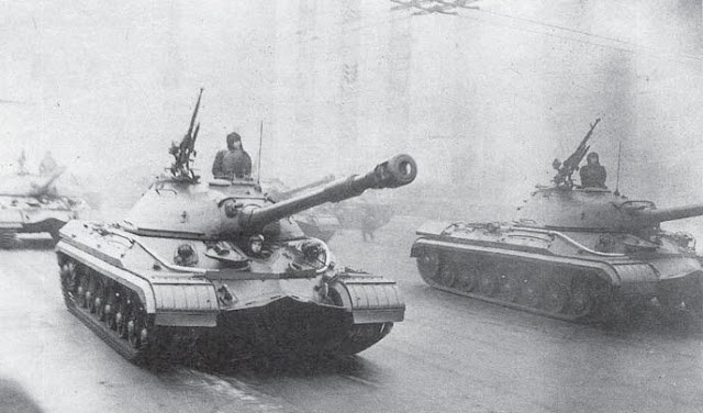 Танки Т-10А на военном параде в Москве 7 ноября 1957 года. Характерным внешним признаком танков Т-10А был эжектор на стволе орудия
