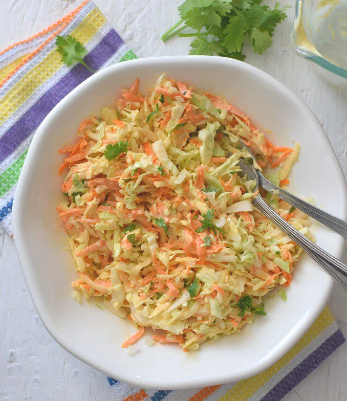 Ensalada rallada usando tallos de brócoli (brocoli slaw)