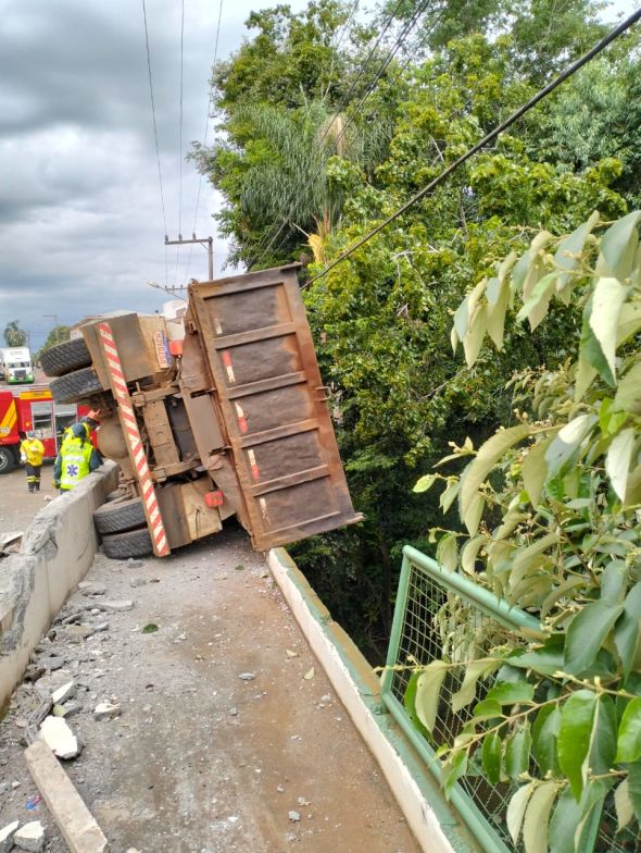 URGENTE: caminhão desgovernado tomba sobre pedestres e deixa vítima fatal