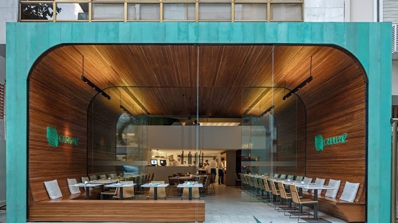 Este restaurante envuelve a sus invitados en cálida madera que recubre las paredes y el techo