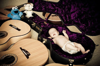 Gambar wallpaper bayi tidur dan gitar