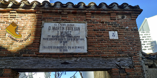 Placa de la casa donde nació el Marques de Torrelaguna en Bustarviejo