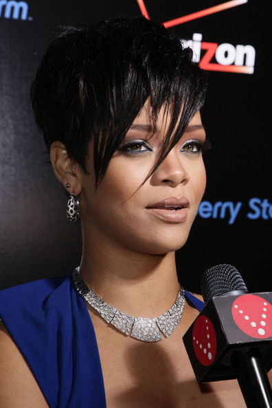 rihanna short hair. rihanna. Rihanna Short Haircut