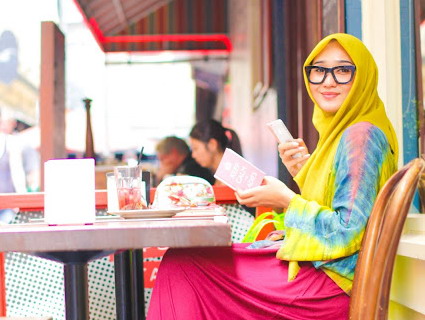 7 Tips Padukan Kacamata Dengan Hijab Agar Lebih Tampil 