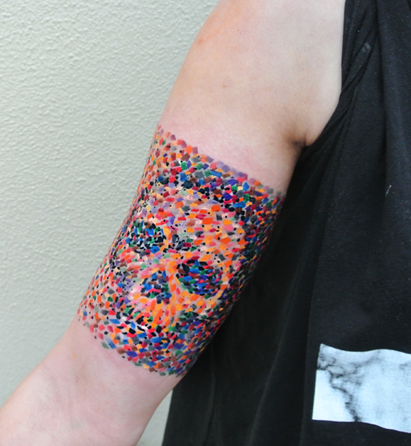 Colorido e mosaico inspirado manga da tatuagem. Os confetes coloridos com tinta no braço combina para formar uma caveira com uma espécie de manto escuro drapejado sobre ele. É um maravilhoso contraste da multi colorido mosaico de design que forma um tanto mais escura da imagem de trás.  