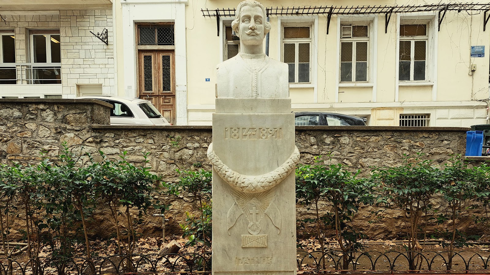 Η προτομή του Εμμανουήλ Ξάνθου στην πλατεία του Αγίου Διονυσίου στο Κολωνάκι. [Credit: ΝΙΚΟΣ ΒΑΤΟΠΟΥΛΟΣ]