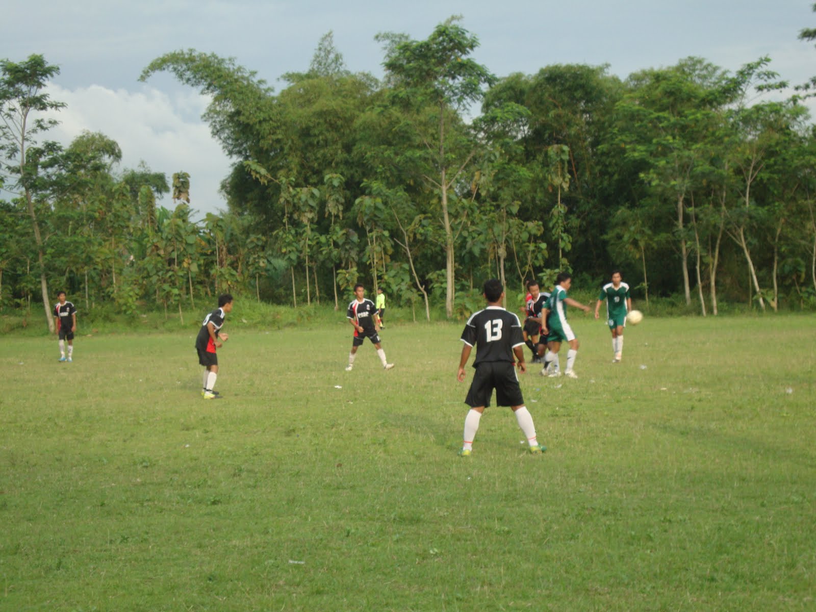 Untuk Para memain pemuda sepak bola watuadeg ini memakai kostum baju berwarna HIJAU sedangkan yang kostum baju hitam itu lawannya Semangat Buat Pemuda dari