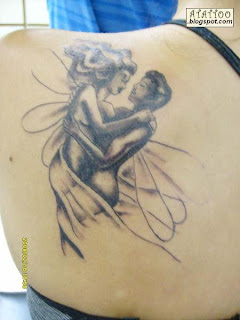 Casal tatuado nas costas