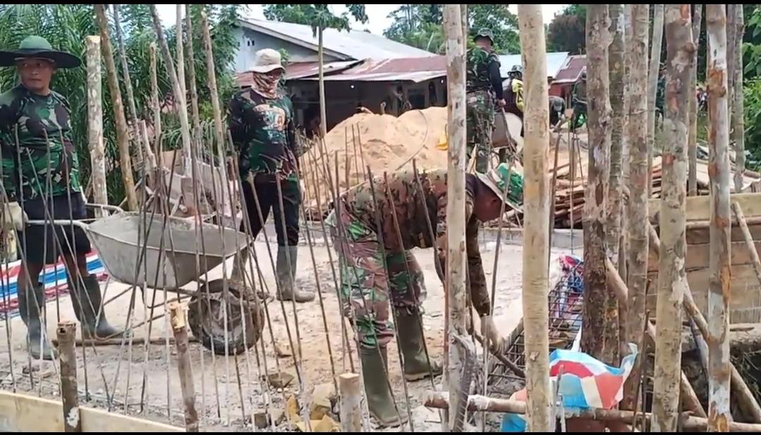 Satgas TMMD Ke 111 Kodim 1202/Skw Kerja Setulus Hati Di Lokasi TMMD.