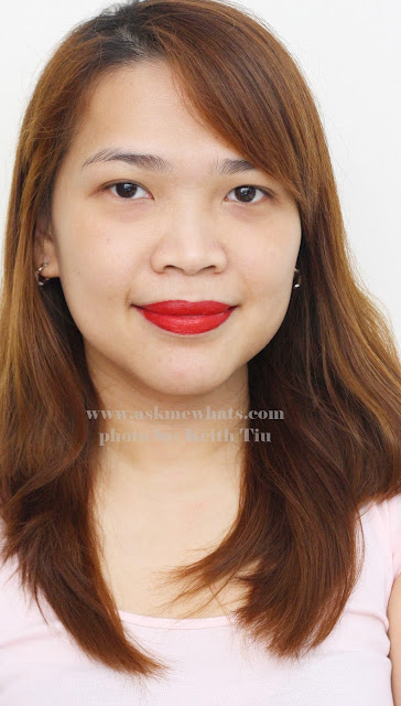 How to wear red lipstick on casual days photo