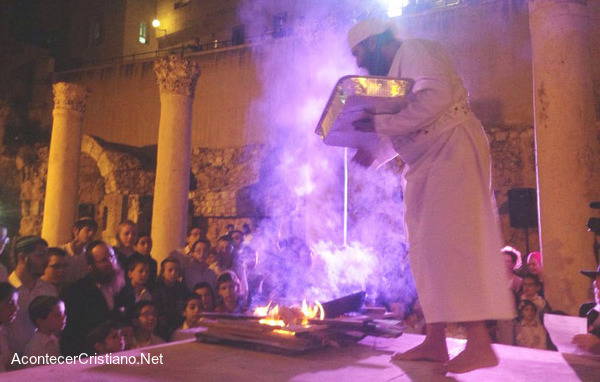 Sacerdote realiza ceremonia bíblica para el Tercer Templo