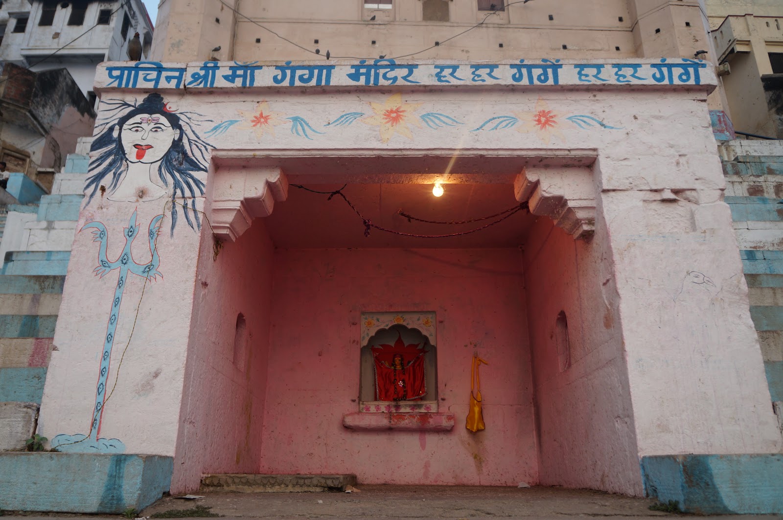 Kuil Merah Dewi Durga di Varanasi Tukang Jalan Jajan