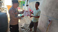 Bhabinkamtibmas Bagikan Brosur Pilkada di Pulau kodingareng, Sosialisasi Pentingnya Pemilu dengan Cooling System