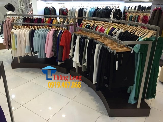 Kệ treo quần áo shop thời trang