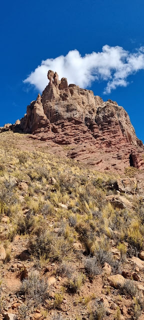 Unterwegs in den Bergen von Bolivien. Dem Hauptsitz der Pfarrei „San Francisco de Asis“ Esmoraca: 3.503 m über dem Meeresspiegel, Provinz Sud Chichas, Departement Potosí und Mojinete mit seinen Gemeinden in der Provinz Sud Lipez Teil derselben Pfarrei.