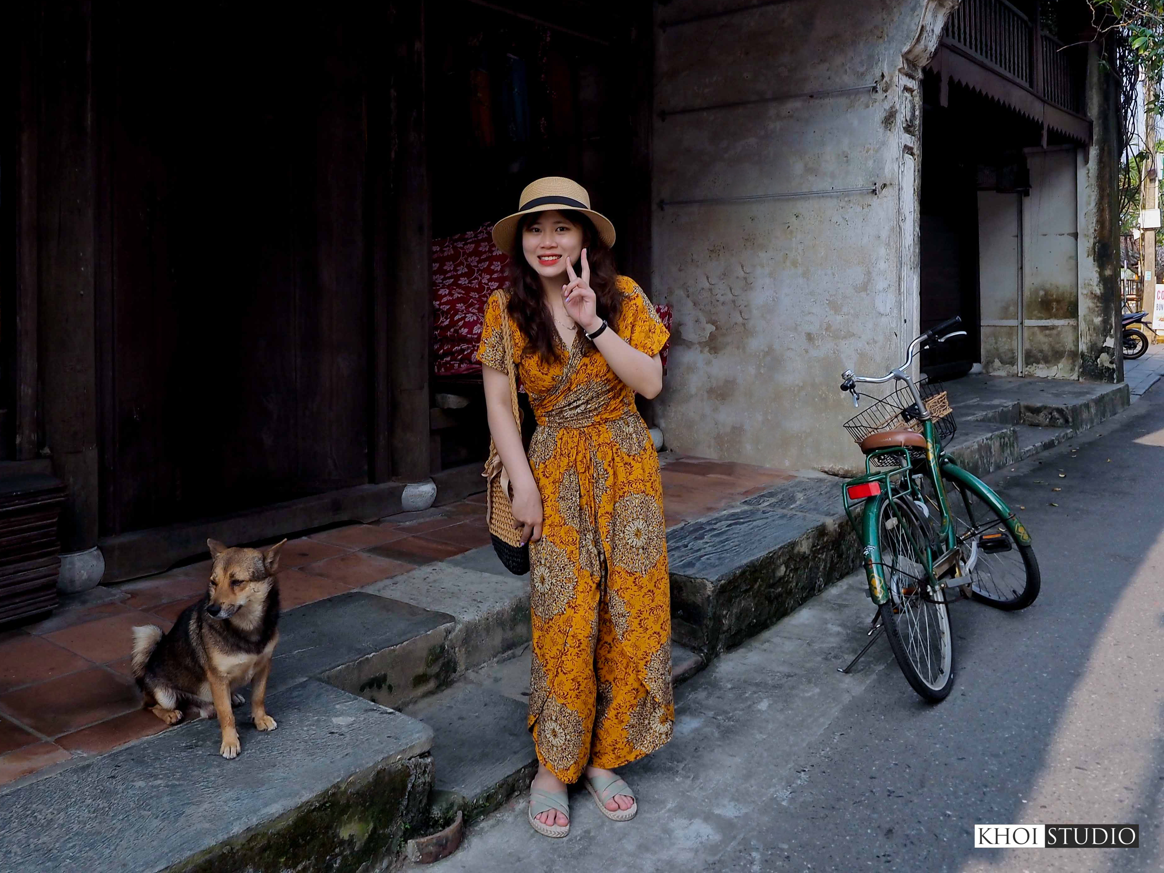 Family travel photo session in Hoi An ancient town: Outdoor photo shoot with mom