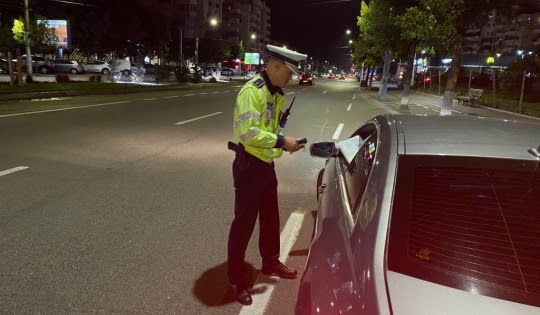 197 DE SANCȚIUNI CONTRAVENȚIONALE ÎN VALOARE DE APROXIMATIV 100.000 DE LEI ȘI 11 INFRACȚIUNI CONSTATATE DE POLIȚIȘTI NOAPTEA TRECUTĂ