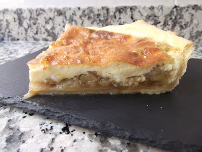 Pastel salado de berenjena y cebolla caramelizada