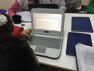 Trabajando con la PDI y las netbook creando la galería de personajes