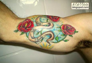 Rosas tatuadas na parte interior do braço