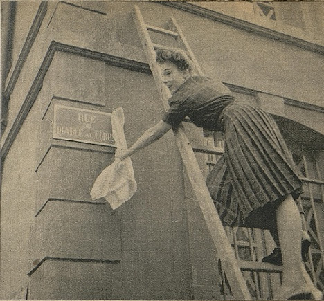 Micheline Presle et la plaque de la rue (Ciné-Miroir)