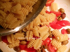 cdr radiatori con pomodorini e pesto di rucola, pasta, pomodori e olive taggiasche