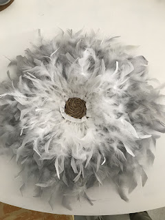 Juju-en-plumes-gris-et-blanc-prêt-à-suspendre