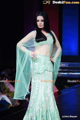 CELINA JAITLEY  lukin' DAMN S3XY in latest Fashion Show image