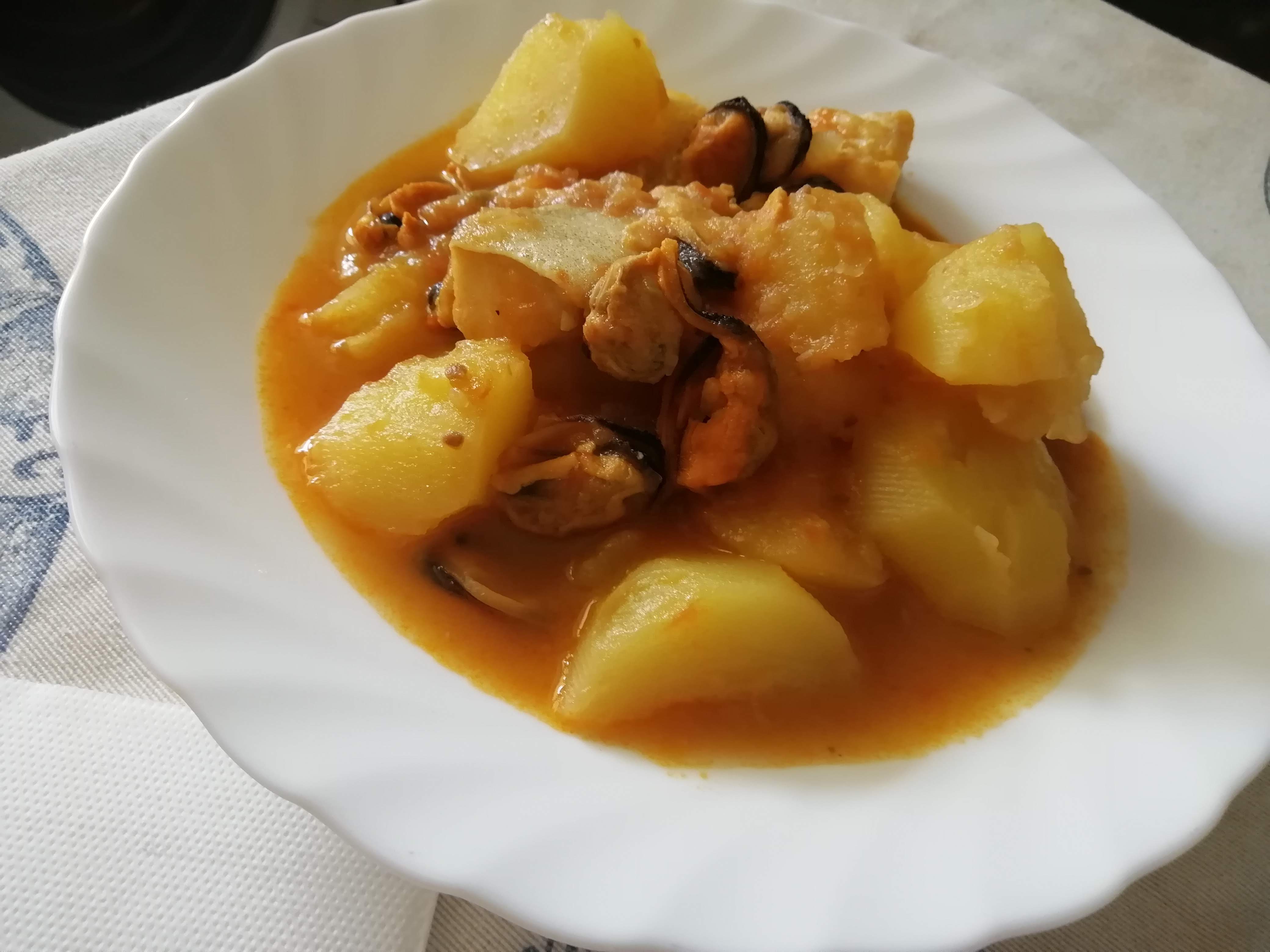 Patatas guisadas con bacalao y mejillones