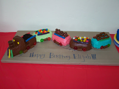 Train Birthday Cakes on My Sisters  Cucina  Pizza Pockets   A Choo Choo Train Birthday Cake