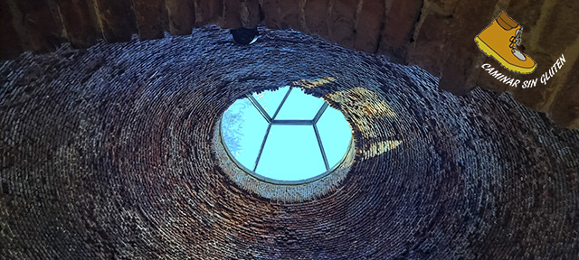 Interior de la Montaña de los Gatos de El Retiro y su lucernario