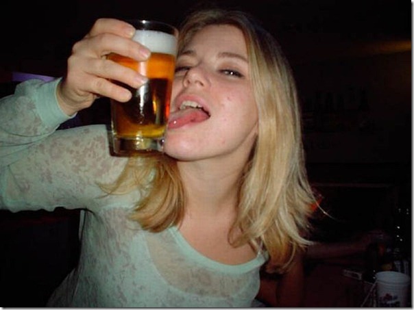 Garotas bebendo cerveja de forma estranha (5)