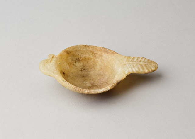 Cosmetic spoon with duck-head handle: Dynasty 18