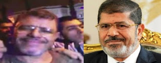 شبيه الرئيس المصري مرسي مع المؤيدين أمام جامعة القاهرة