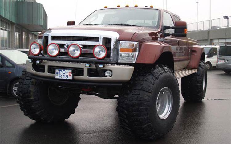 Big Ford Trucks: Ford F350 Super Duty: Now Reporting for Duty