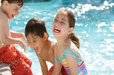 زيت اللوز يحمي أذن طفلك من الالتهابات بسبب حمامات السباحة