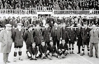 F. C. BARCELONA - Barcelona, España - Temporada 1922-23 - Greenwell (entrenador), Pascual, Planas, Surroca, Alcántara, Joan Gamper (presidente), Gracia, Sagi, Cabot (directivo), Piera y directivo; Torralba, Blanco, Samitier y Martínez - F. C. BARCELONA 2 (Gracia), SELECCIÓN DE CATALUÑA 1 - 18/02/1923 - Partido amistoso de homenaje a Joan Gamper - Barcelona, campo de Las Corts