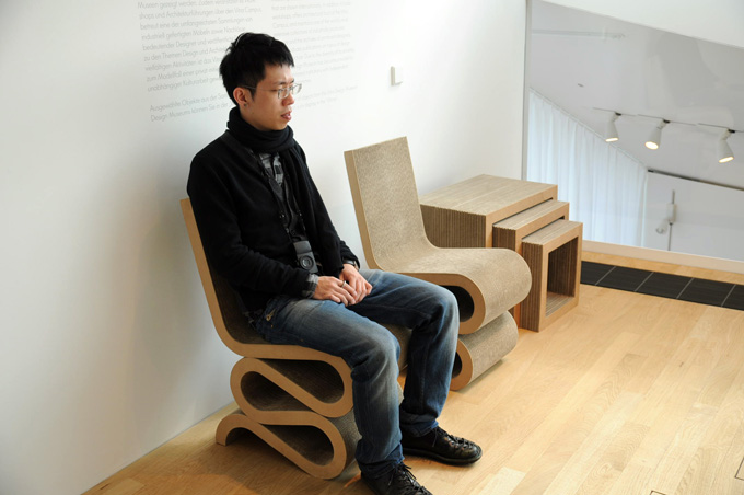 frank gehry cardboard furniture wiggle chair