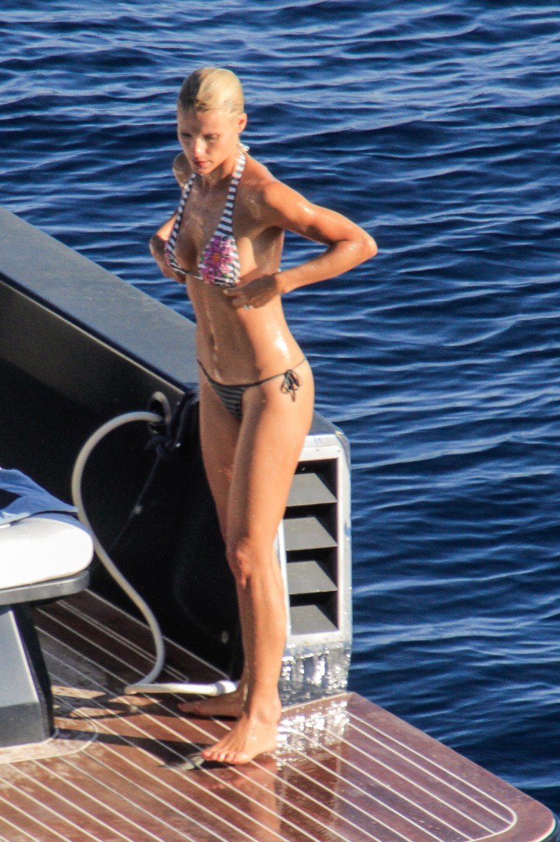 Michelle-Hunziker-Thong-Bikini-Pictures-On-Elba-Island-01.jpg