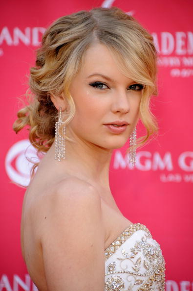 taylor swift updo in love story