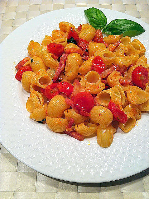 Pasta con panceta, tomates cherry y albahaca