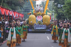 Hadiri HUT Dekranasda di Solo, Pj. Bupati Subang Pimpin Parade Mobil Hias Subang sebagai Ajang Promosi Subang
