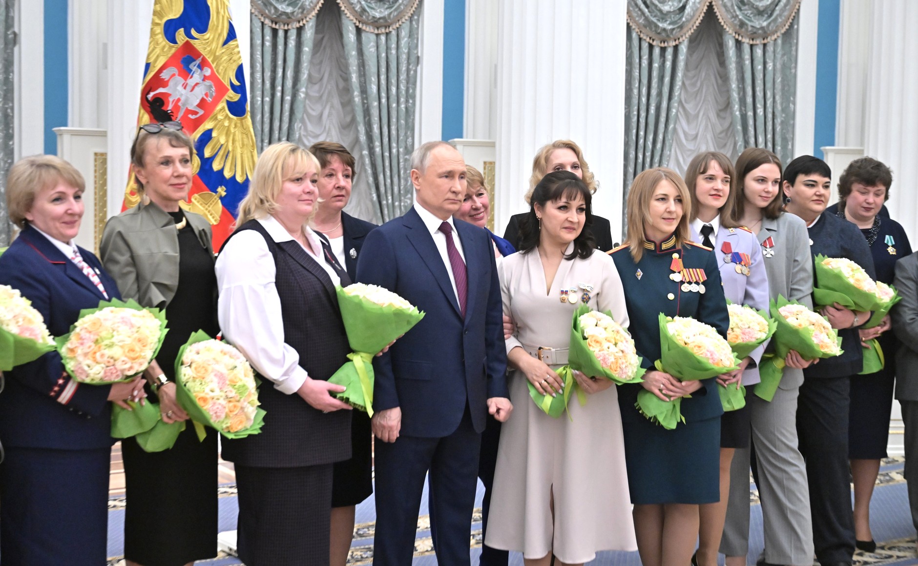 Награждение женской. Награждение женщин в Кремле. Вручение наград. Зал награждения в Кремле.