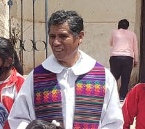 Padre Harnan ist der Nachfolger für den verstorbenen Padre Dietmar Krämer. Bitte unterstützen sie die Menschen in den Bergen Boliviens weiter.