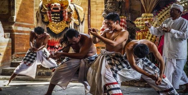 Tari Barong dan Keris Bali