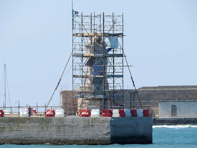 Impalacatura intorno alla statua della Madonna dei Popoli, porto di Livorno