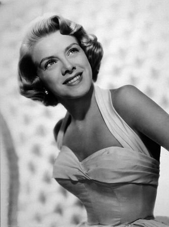 Rosemary Clooney se narodila 23 kv tna 1928 v Maysville v americk m st t 