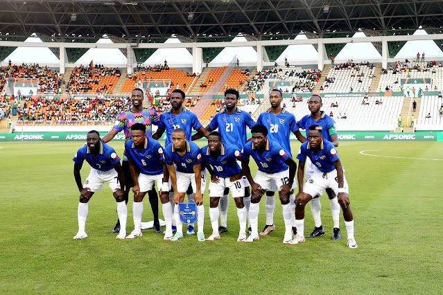 📸SELECCIÓN DE NAMIBIA 📆24 enero 2024 ⬆️Lloyd Kazapua, Kennedy Amutenya, Lubeni Haukongo, Ivan Kamberipa, Peter Shalulile. ⬇️Deon Hotto, Ngero Katua, Riaan Hanamub, Prins Tjiueza, Aprocius Petrus, Bethuel Muzeu. SELECCIÓN DE NAMIBIA 0 🆚 SELECCIÓN DE MALÍ 0 Miércoles 24/01/2024, 17:00 horas. 34ª Copa Africana de Naciones 2023, fase de grupos, Grupo E, jornada 3. San-Pédro, Costa de Marfil, estadio Laurent Pokou. GOLES: ⚽No hubo.