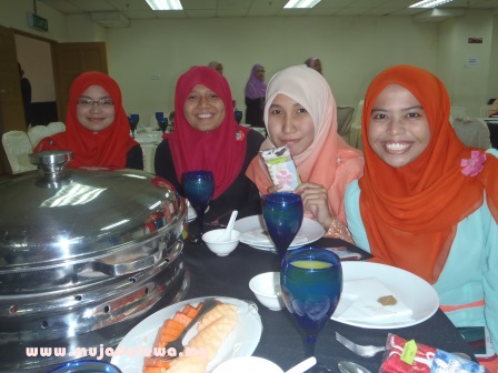 makan malam asrama, hostel dinner, beautiful girls, perempuan cantik