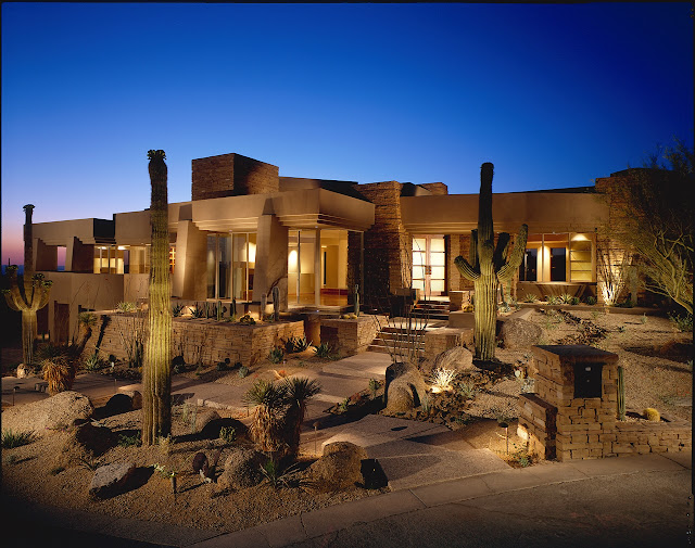 Picture of the desert house as seen at sunset from the entrance